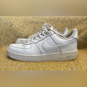 Classic White Unisex Kids Sneakes